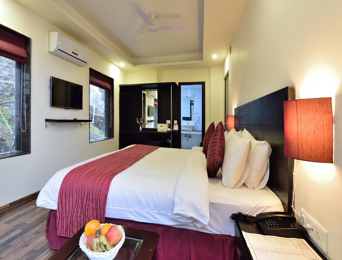 เดอะ ไฮวอลล์ Hotel เดห์ราดุน ภายนอก รูปภาพ