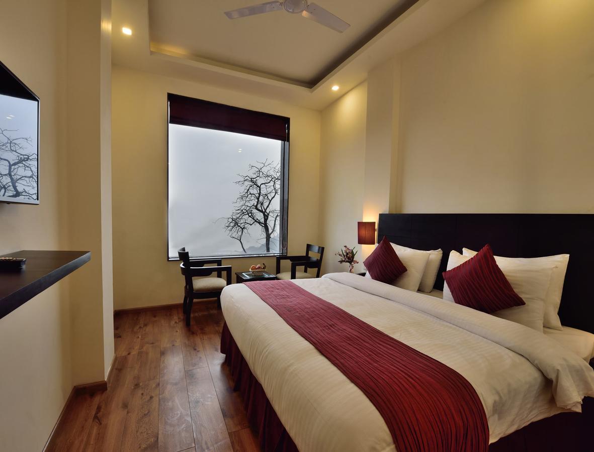 เดอะ ไฮวอลล์ Hotel เดห์ราดุน ภายนอก รูปภาพ